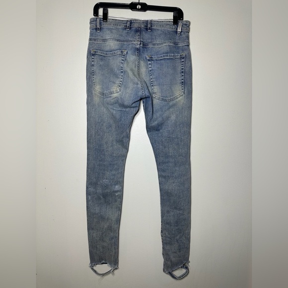 Represent men’s jeans size 33 with distress to the bottom - Picture 4 of 10